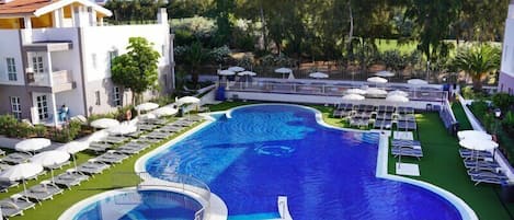 Piscine extérieure, chaises longues