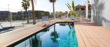 Outdoor pool, pool loungers