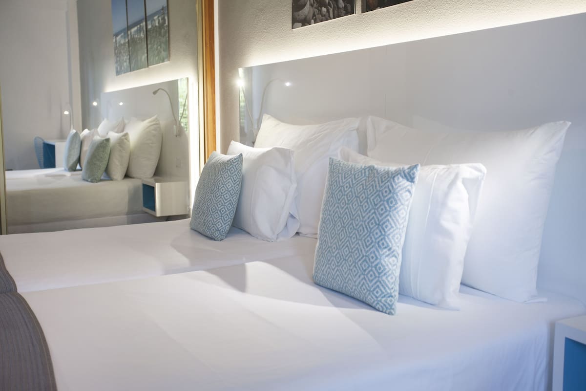 Ropa de cama hipoalergénica, caja fuerte, escritorio y wifi