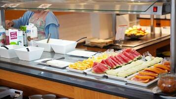 Der serveres morgenmad, frokost og aftensmad