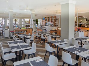 Breakfast, lunch, dinner served; international cuisine  - Coral Compostela Beach Golf (Arona)