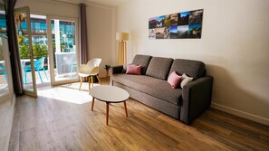 Ropa de cama hipoalergénica, caja fuerte, escritorio y wifi