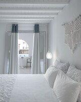 Minibar, caja de seguridad en la habitación y escritorio