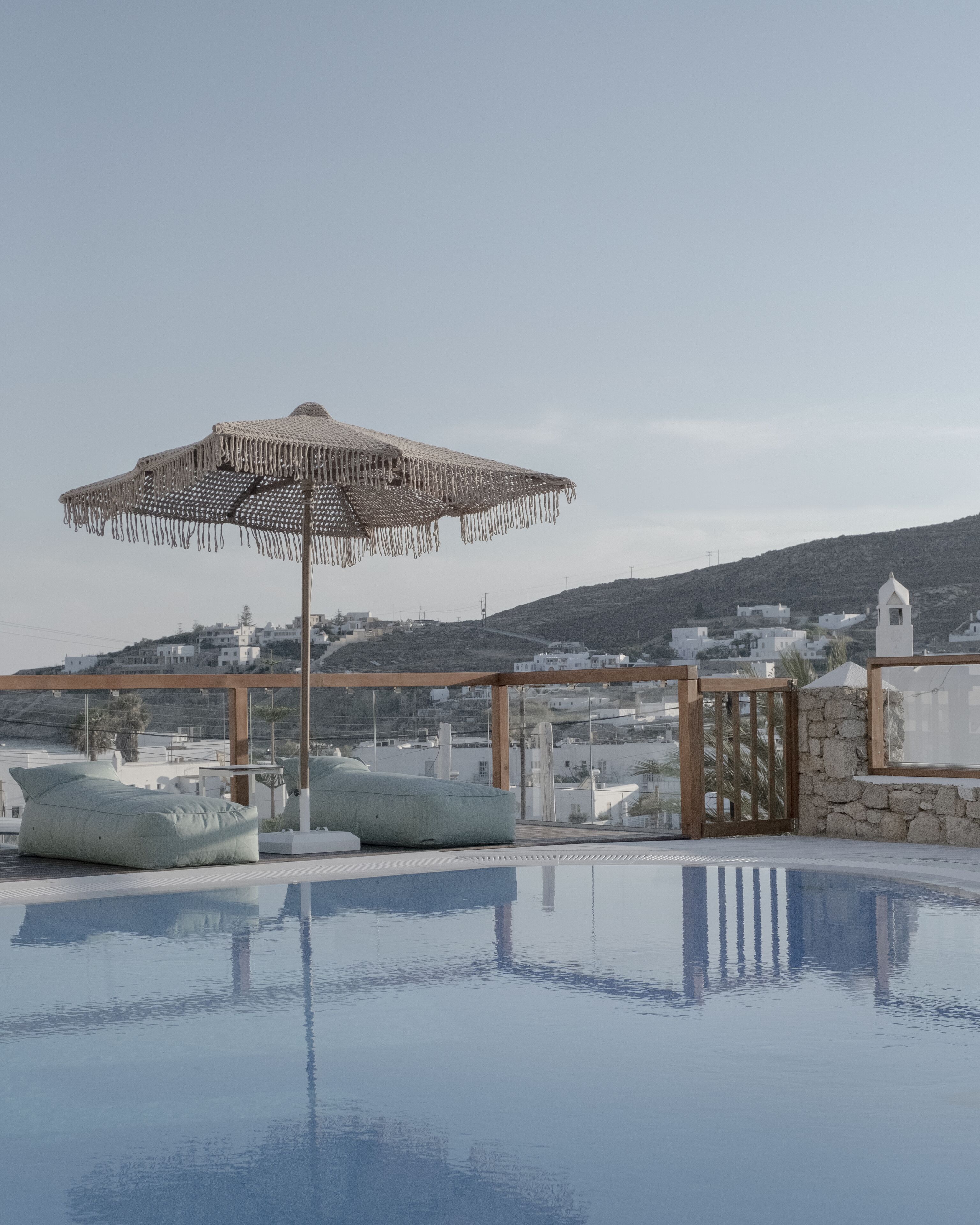 Una piscina al aire libre, sillones reclinables de piscina