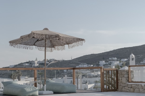 Una piscina al aire libre, sillones reclinables de piscina