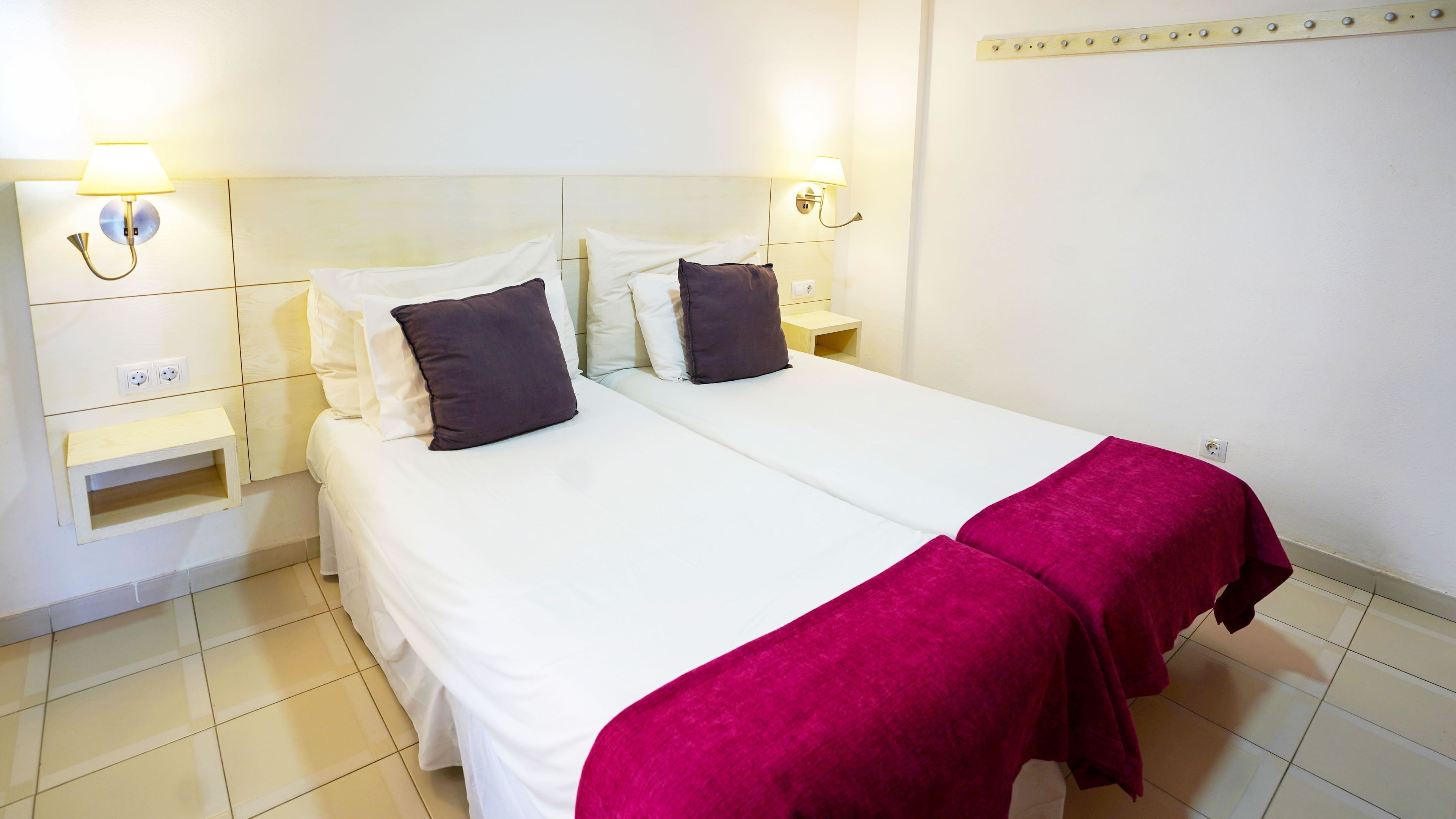 Safe på rommet, skrivebord, wi-fi (mot et tillegg) og sengetøy