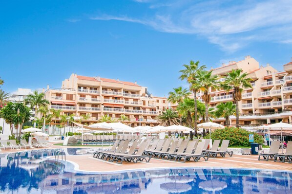 2 Außenpools, Sonnenschirme, Liegestühle