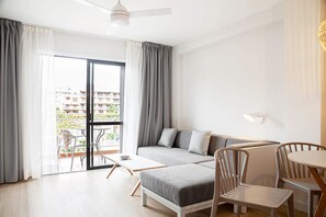 Zimmersafe, Schreibtisch, WLAN, Bettwäsche