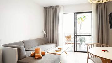 Toetasjesleilighet, bassengutsikt (Stairs) | Safe på rommet, skrivebord, wi-fi (mot et tillegg) og sengetøy