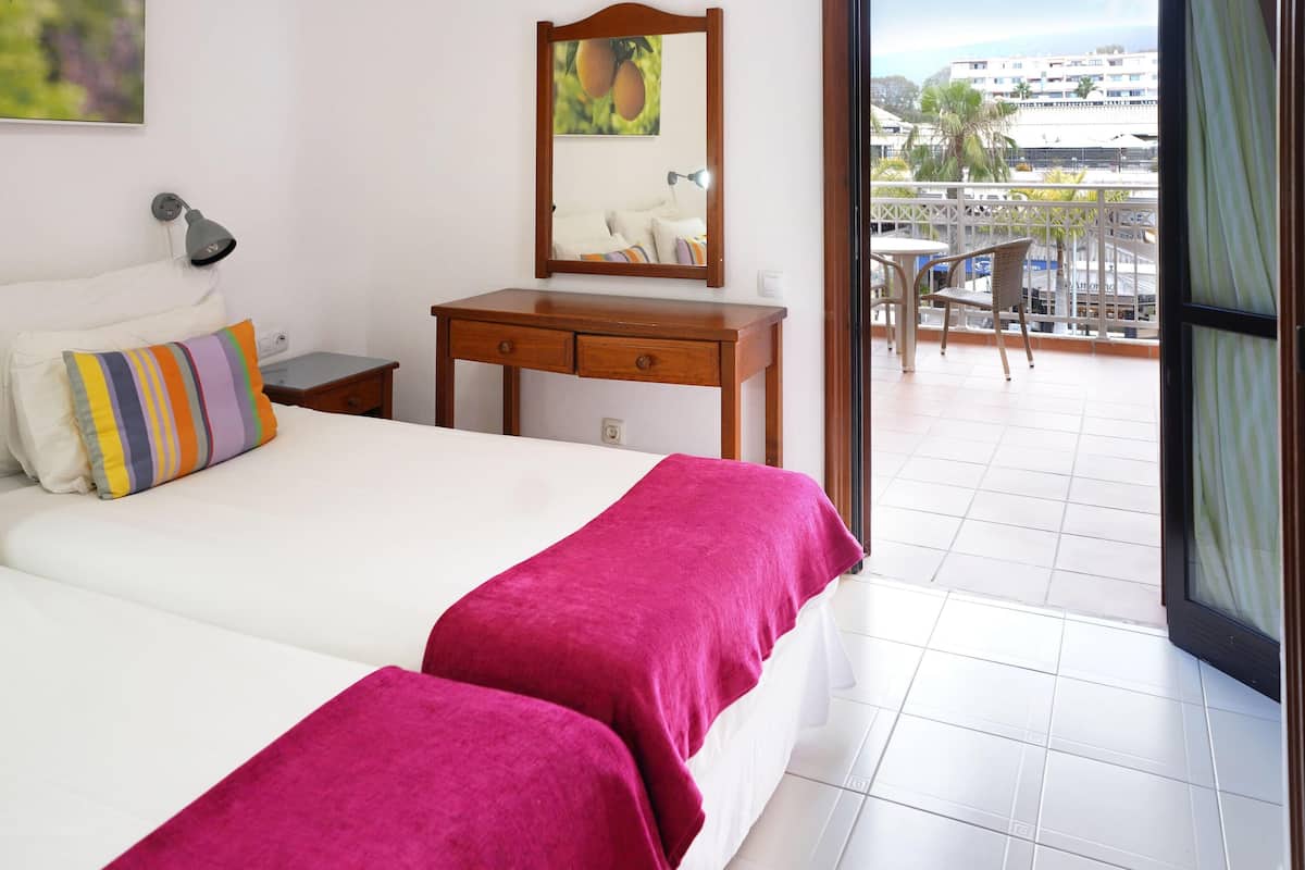 Tallelokero huoneessa, työpöytä, Wi-Fi, vuodevaatteet