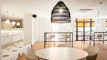 Se sirven comidas, cenas y cocina internacional