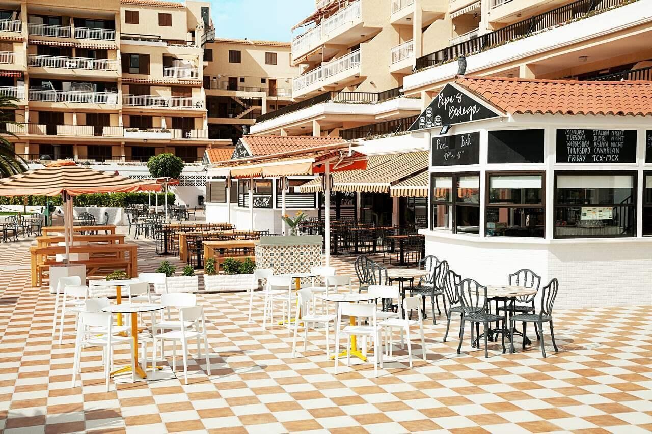 Lunch and dinner served, international cuisine