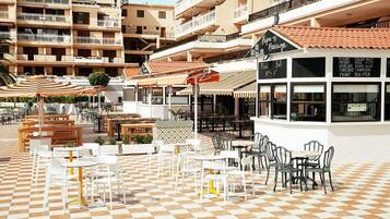 Lunch and dinner served, international cuisine