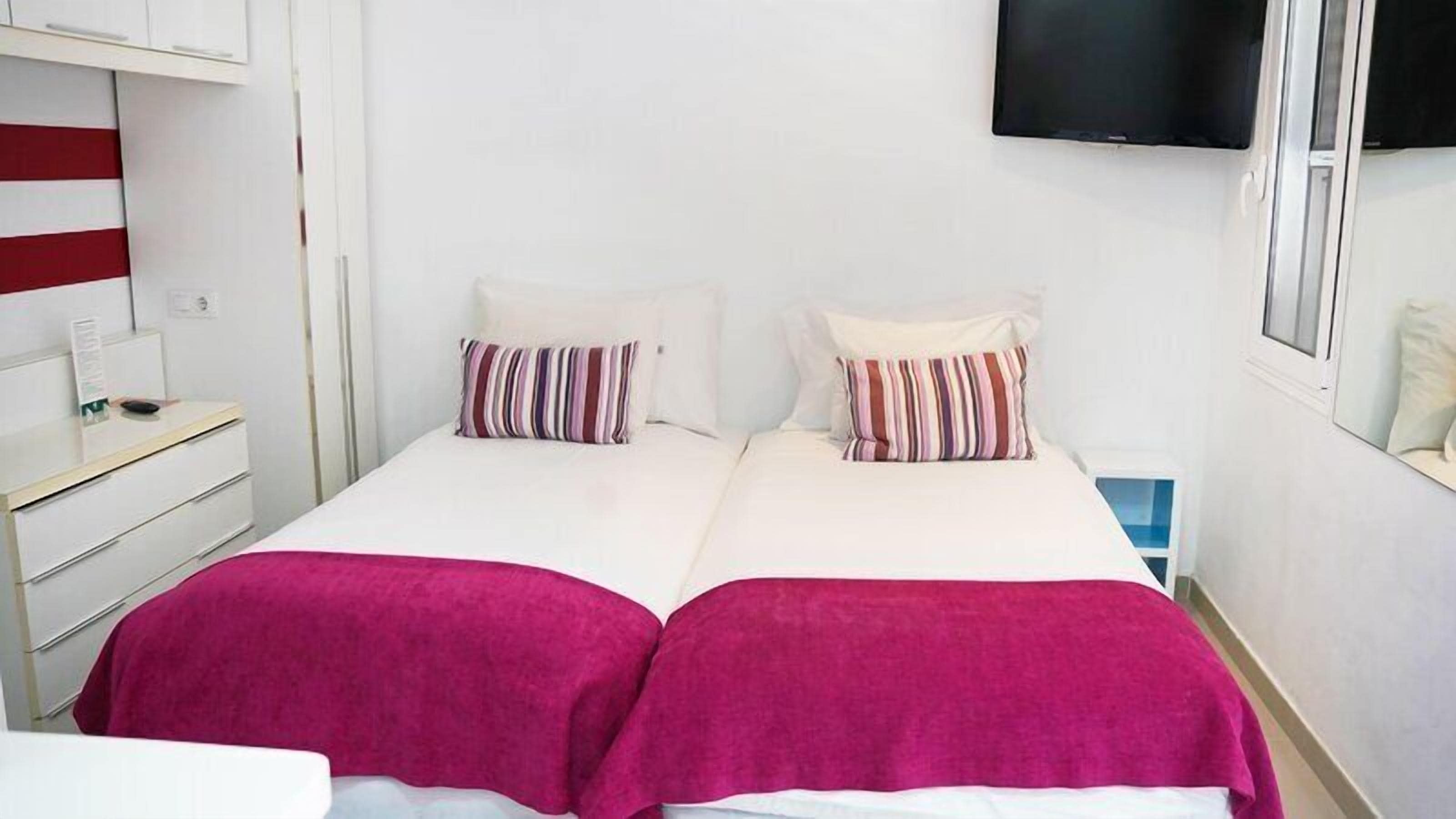 Standard Studio (2 adults) | In-room safe, desk, WiFi (surcharge), bed sheets