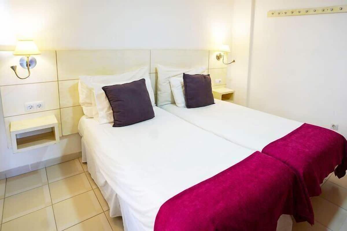 In-room safe, desk, WiFi, bed sheets