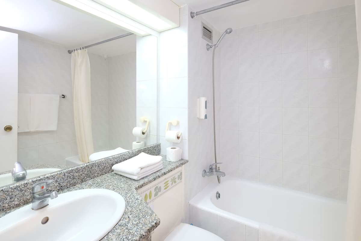 combined shower/bathtub, hair dryer, towels
