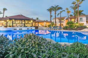 Indoor pool, seasonal outdoor pool, pool umbrellas, sun loungers - Botel Alcudiamar (Alcúdia)