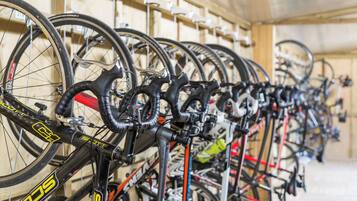 Varias bicicletas estacionadas en un espacio interior con paredes de madera.