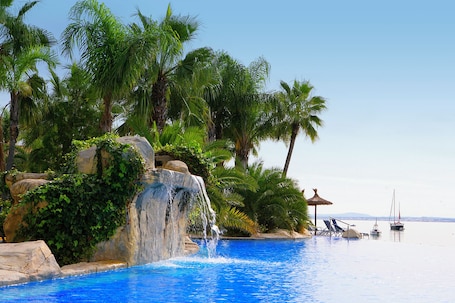 Piscina interna, piscina externa sazonal, guarda-sóis, espreguiçadeiras. Alcudiamar Marina Residence