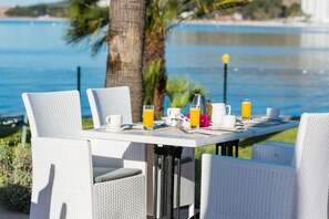 بوفيه فطور مجانًا يوميًا