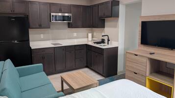 Desk, free cots/infant beds, bed sheets, alarm clocks