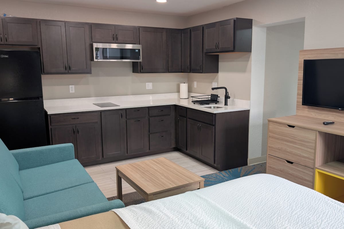 Desk, free cribs/infant beds, free WiFi, bed sheets