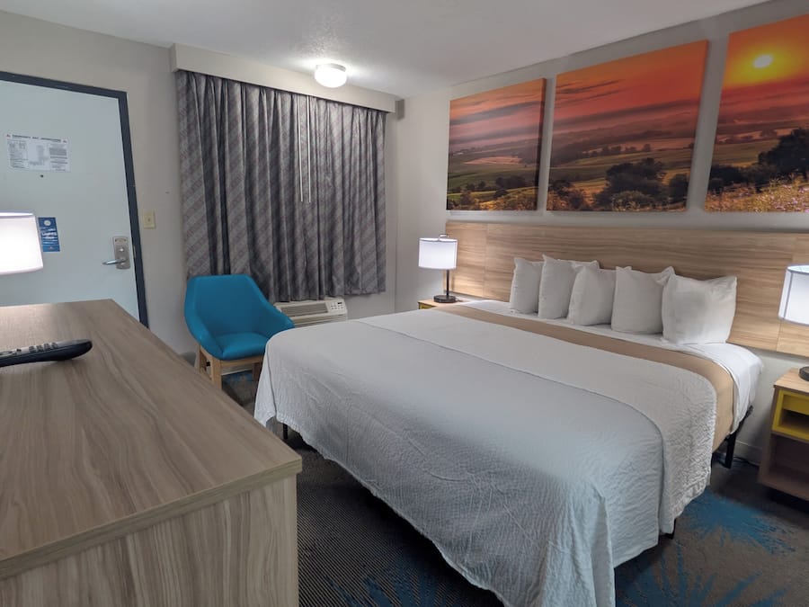 Desk, free cots/infant beds, free WiFi, bed sheets