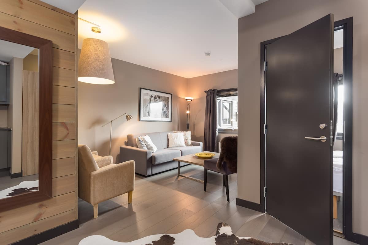 Appartement, 1 slaapkamer | Woonruimte | Een 32-inch flatscreentelevisie met digitale zenders en een televisie