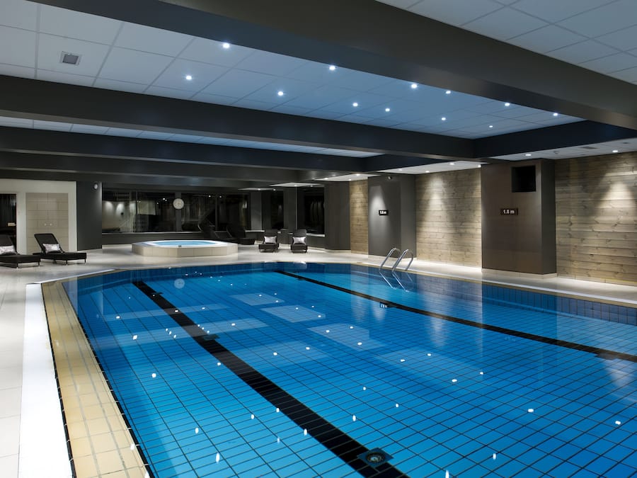 من حمّامات السباحة المغطاة