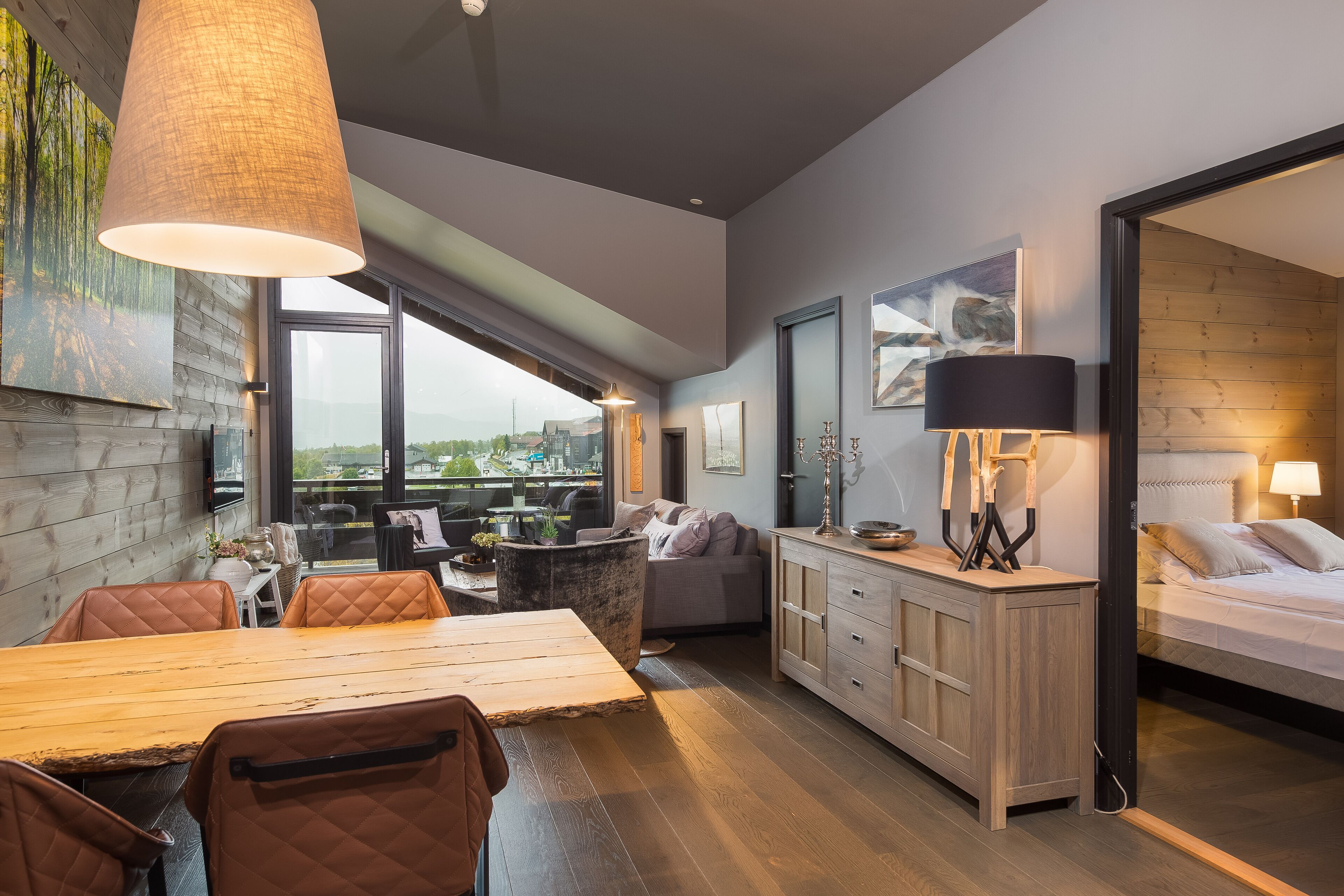 Leilighet, 3 soverom | Oppholdsområde | En 32-tommers Flatskjerm-TV med digitale kanaler samt TV