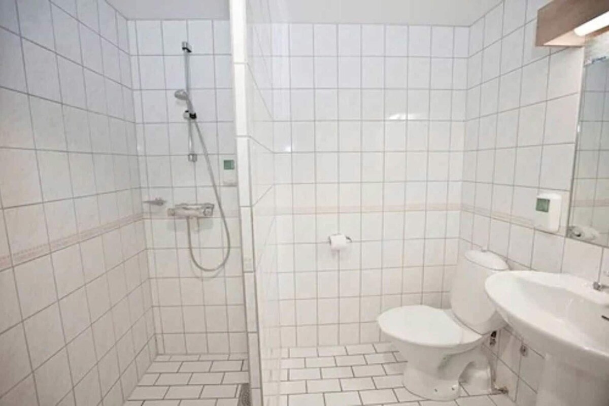 Bathroom | Combined shower/bathtub, hair dryer, towels