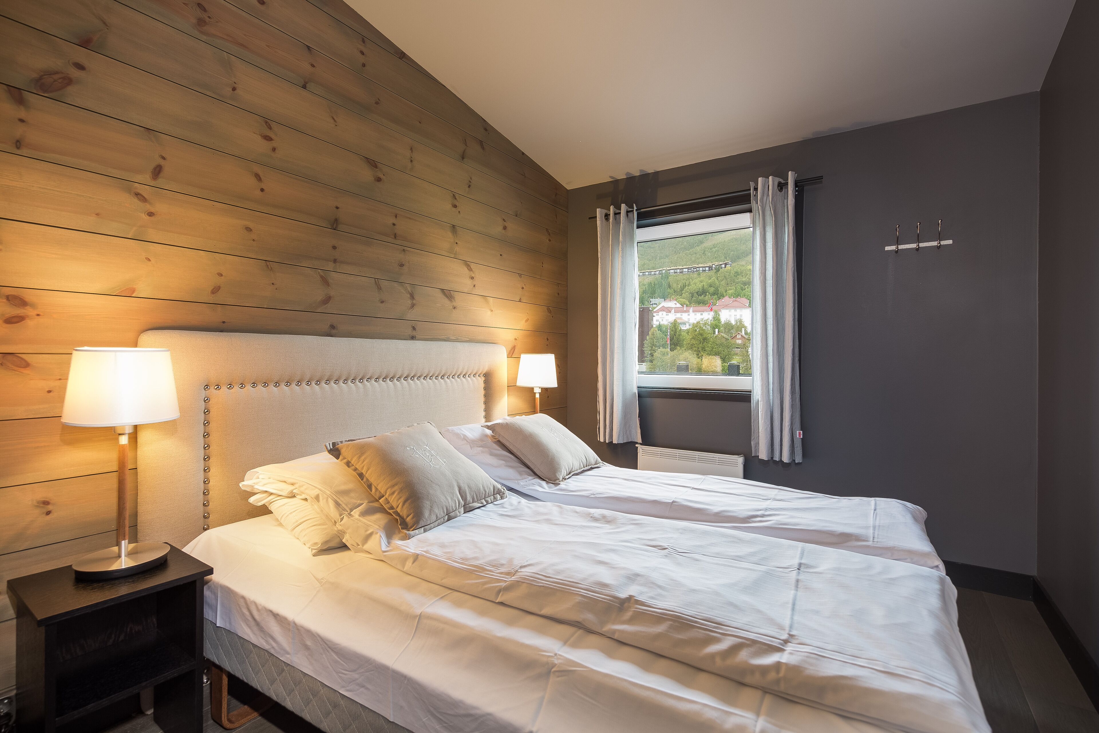 Leilighet, 3 soverom | Senger med overmadrass, individuelt dekorert og individuelt innredet