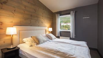 Leilighet, 3 soverom | Senger med overmadrass, individuelt dekorert og individuelt innredet