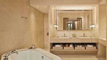 Un bagno moderno con una vasca freestanding, un grande specchio e scaffali a muro per gli articoli da toilette.