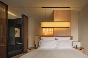 Premium bedding, down duvets, minibar, in-room safe - Bvlgari Hotel Milano (Milan)