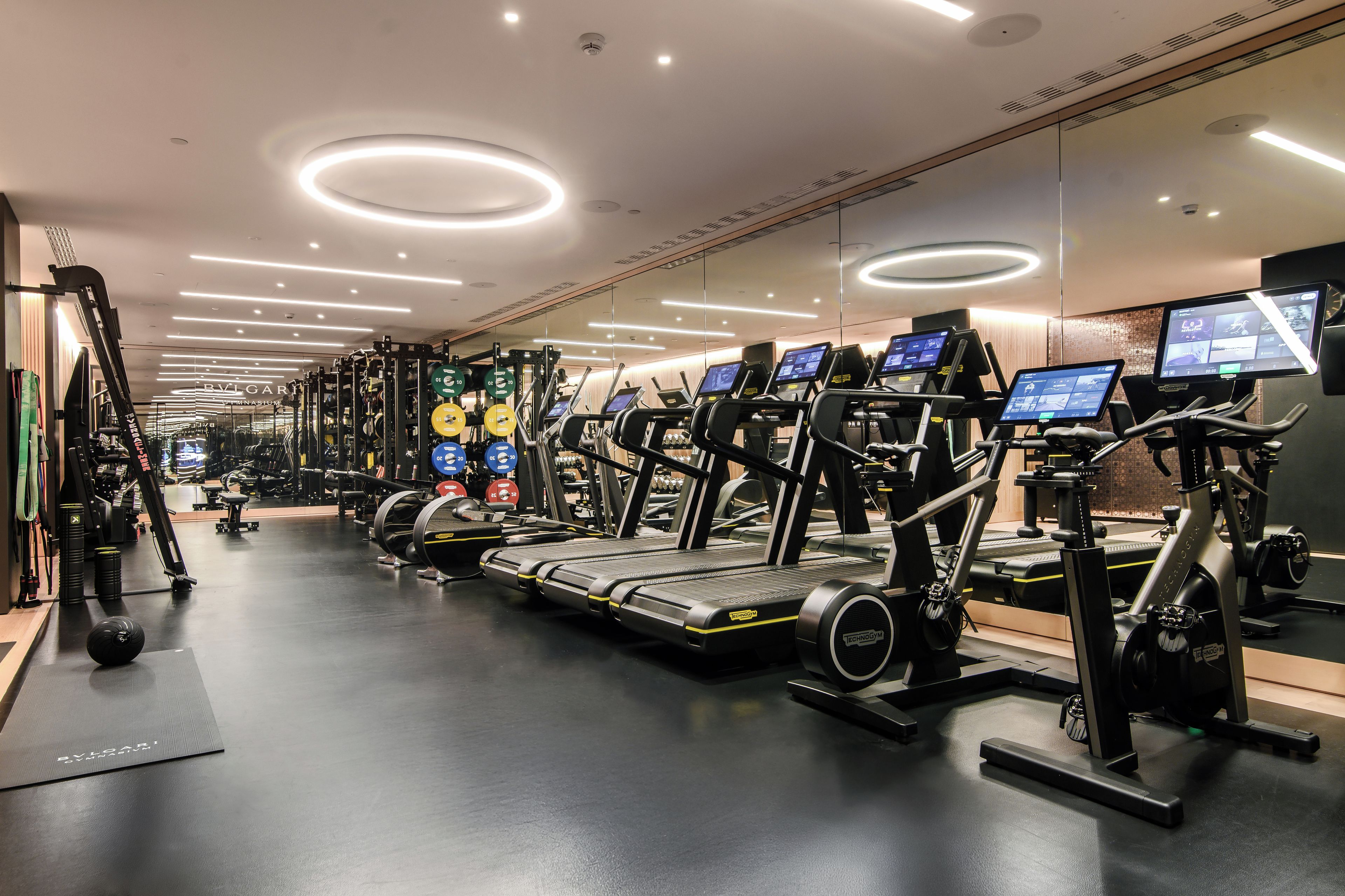 Egy edzőterem futópadokkal, súlyzókkal és fitneszlabdákkal.