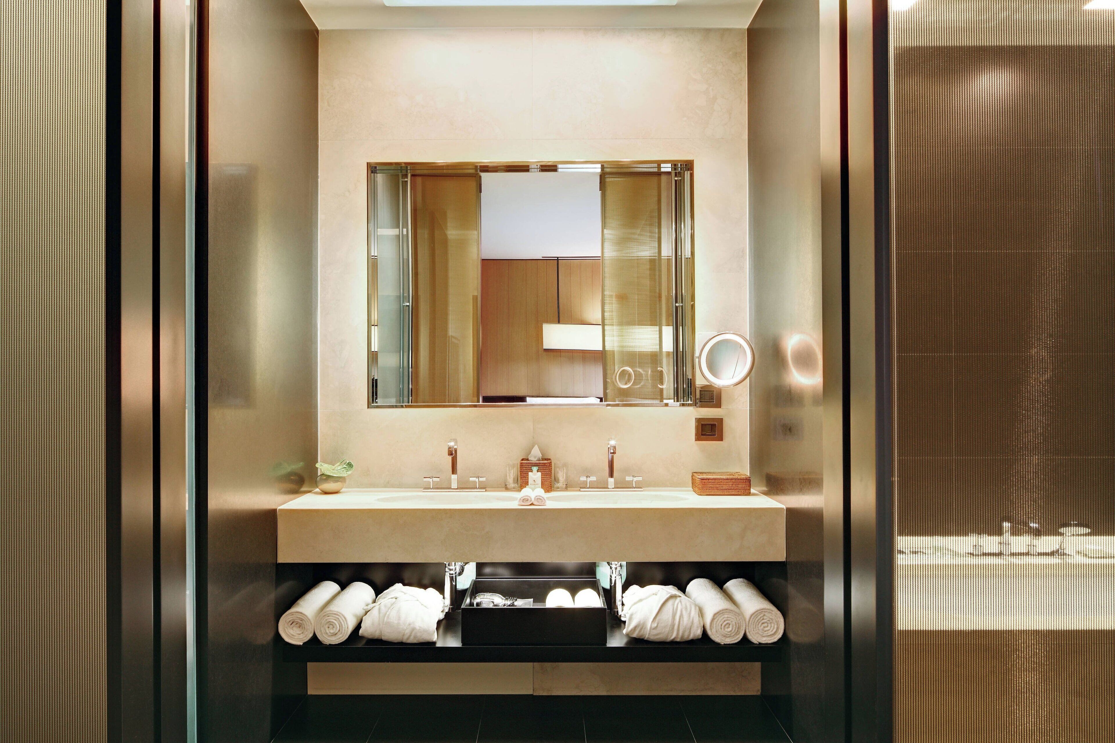 Tina y regadera independientes y regadera tipo lluvia 