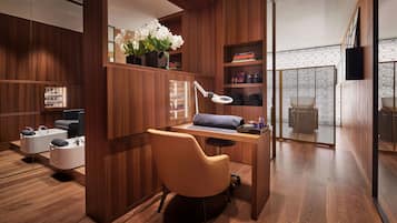 Une salle de bain moderne avec un lambris en bois, une coiffeuse avec un miroir, un lavabo et une chaise.