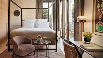 Deluxe Room, 1 King Bed, Non Smoking | 1 bedroom, premium bedding, down comforters, minibar