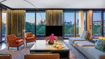 Suite, 1 chambre, cheminée | Salle de séjour | Télévision à écran plasma de 30 pouces avec chaßnes par satellite