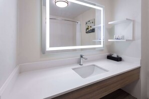 Ducha y bañera combinadas y artículos de higiene personal gratuitos
