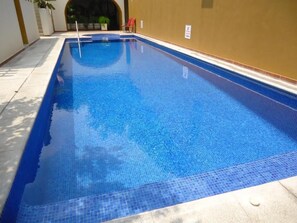 Outdoor pool, pool umbrellas, sun loungers - Concierge Plaza Colima (Colima)