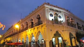 Vista frontal de la propiedad por la tarde o noche