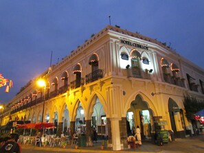 住宿正面 - 傍晚/夜晚