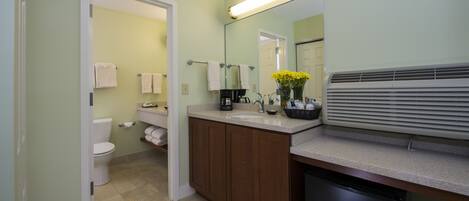 Un baño moderno con inodoro, lavabo y mueble.