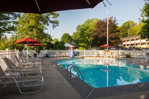 Una piscina al aire libre de temporada