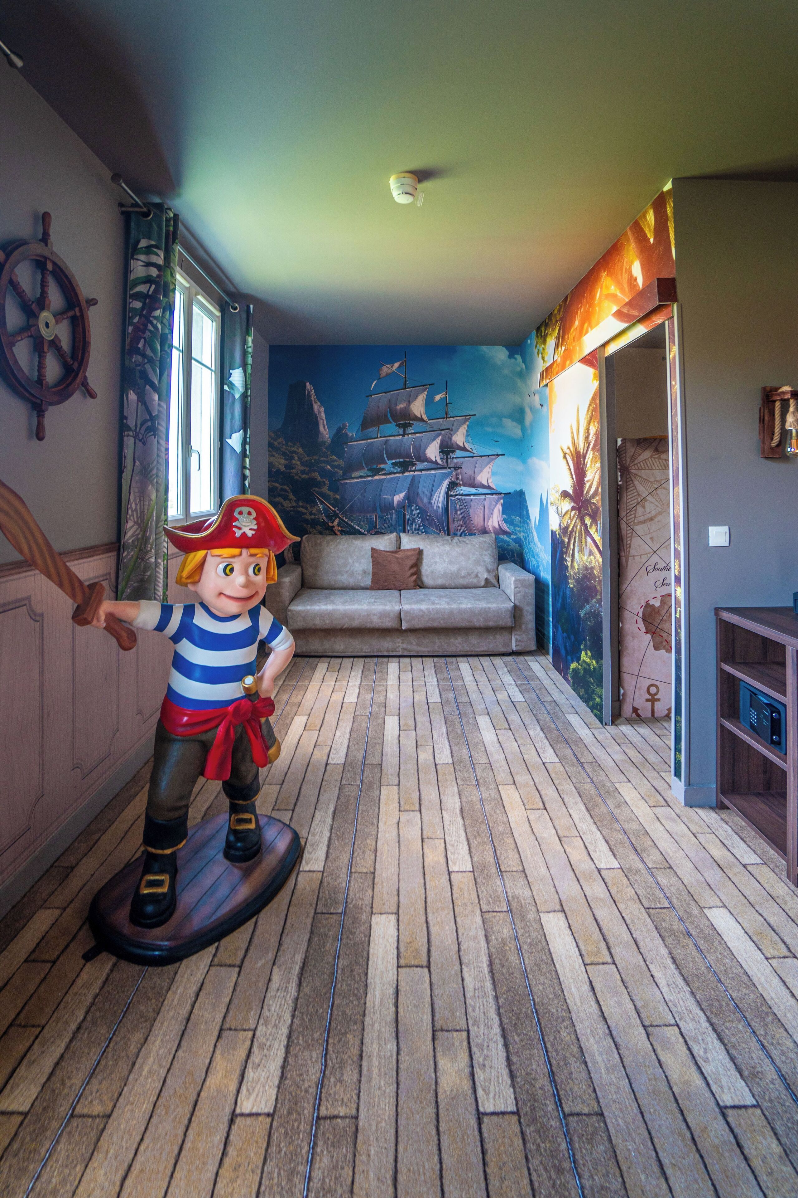 pirate suite | living area | 81-cm flat-screen tv with digital channels, tv