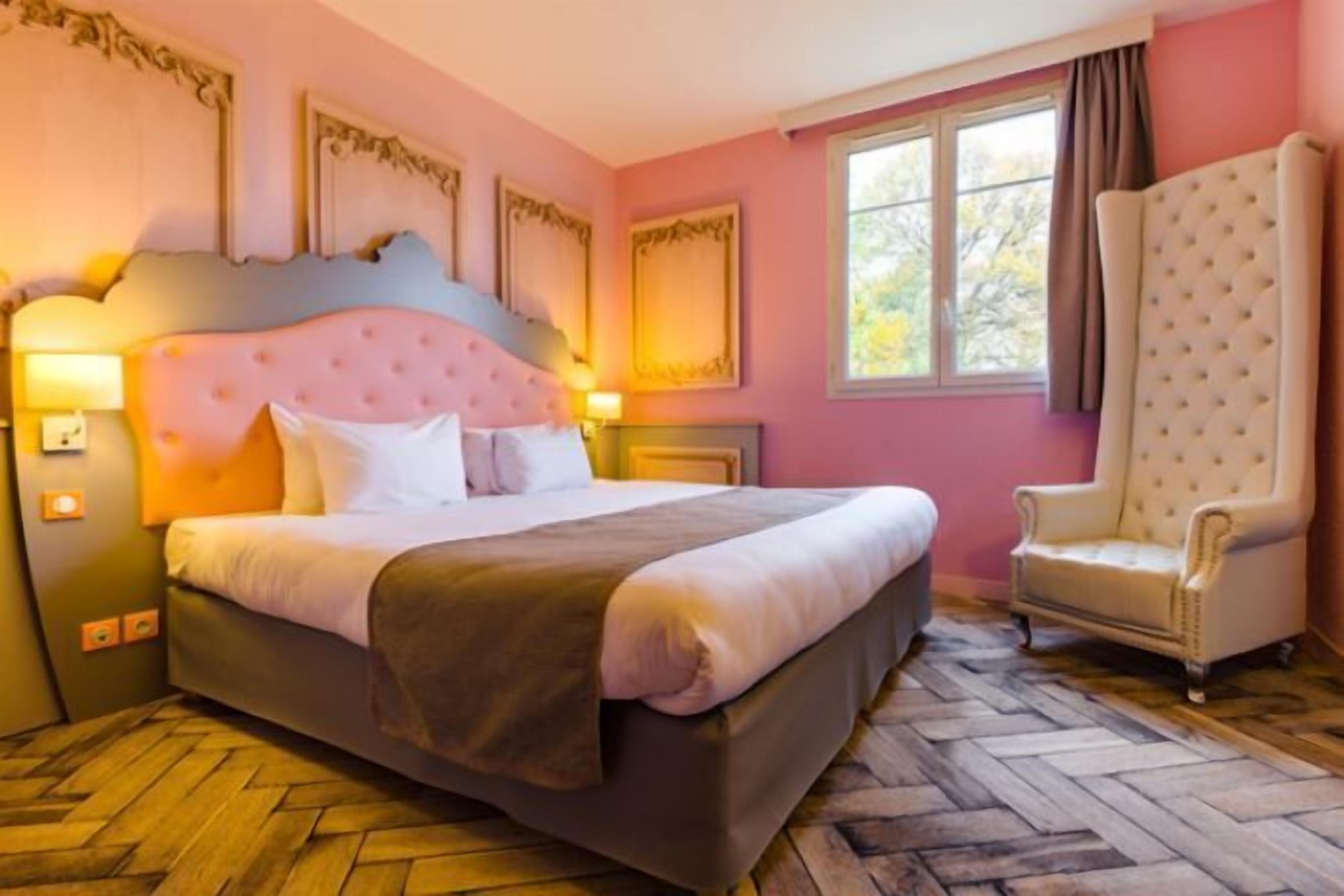 Hypo-allergenic bedding, pillowtop beds, in-room safe, desk