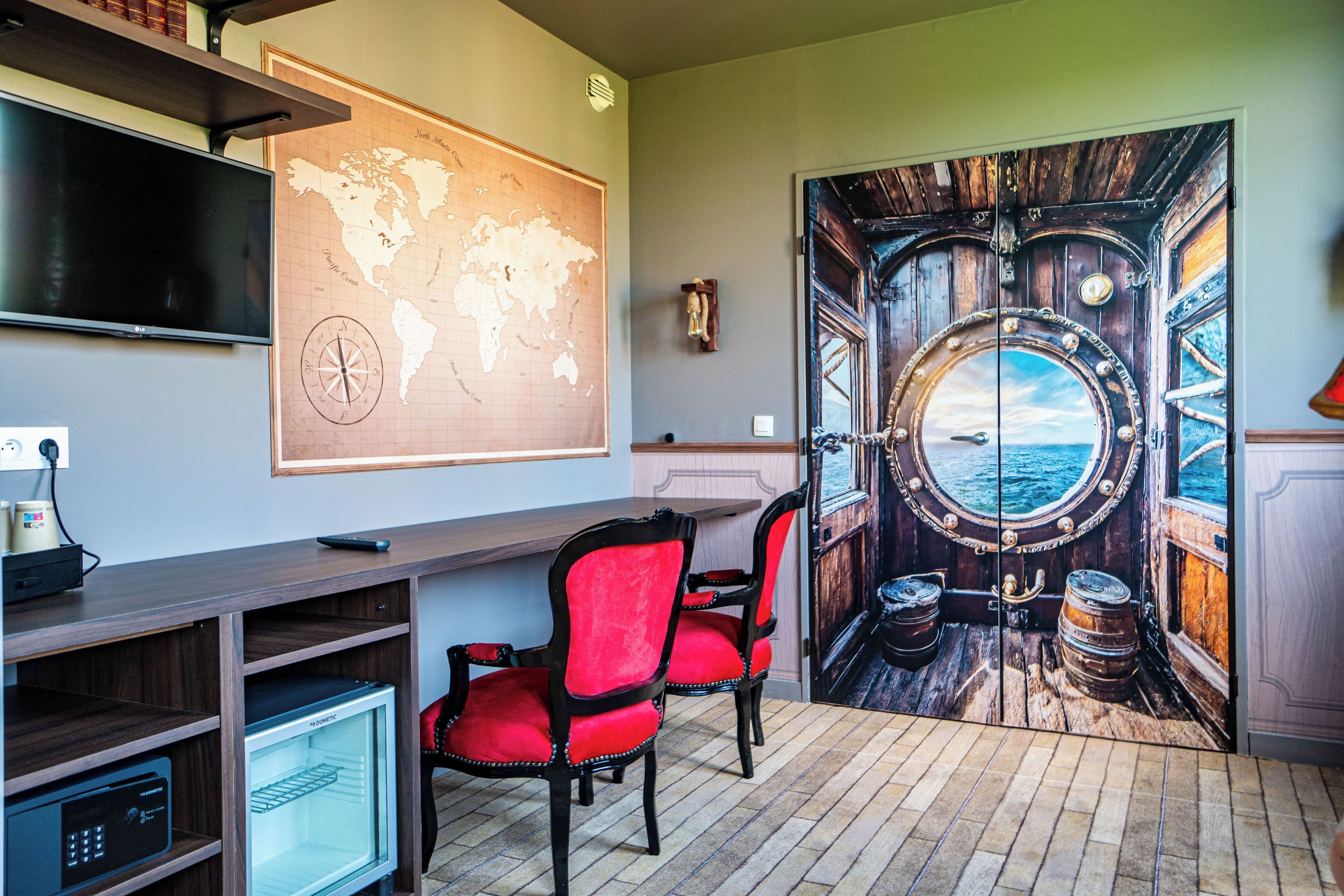 pirate suite | living area | 81-cm flat-screen tv with digital channels, tv