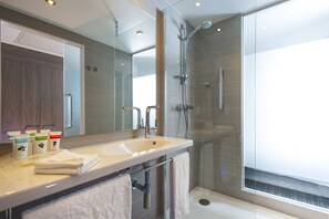 Shower, eco-friendly toiletries, hair dryer, towels - Holiday Inn London - West by IHG (London)